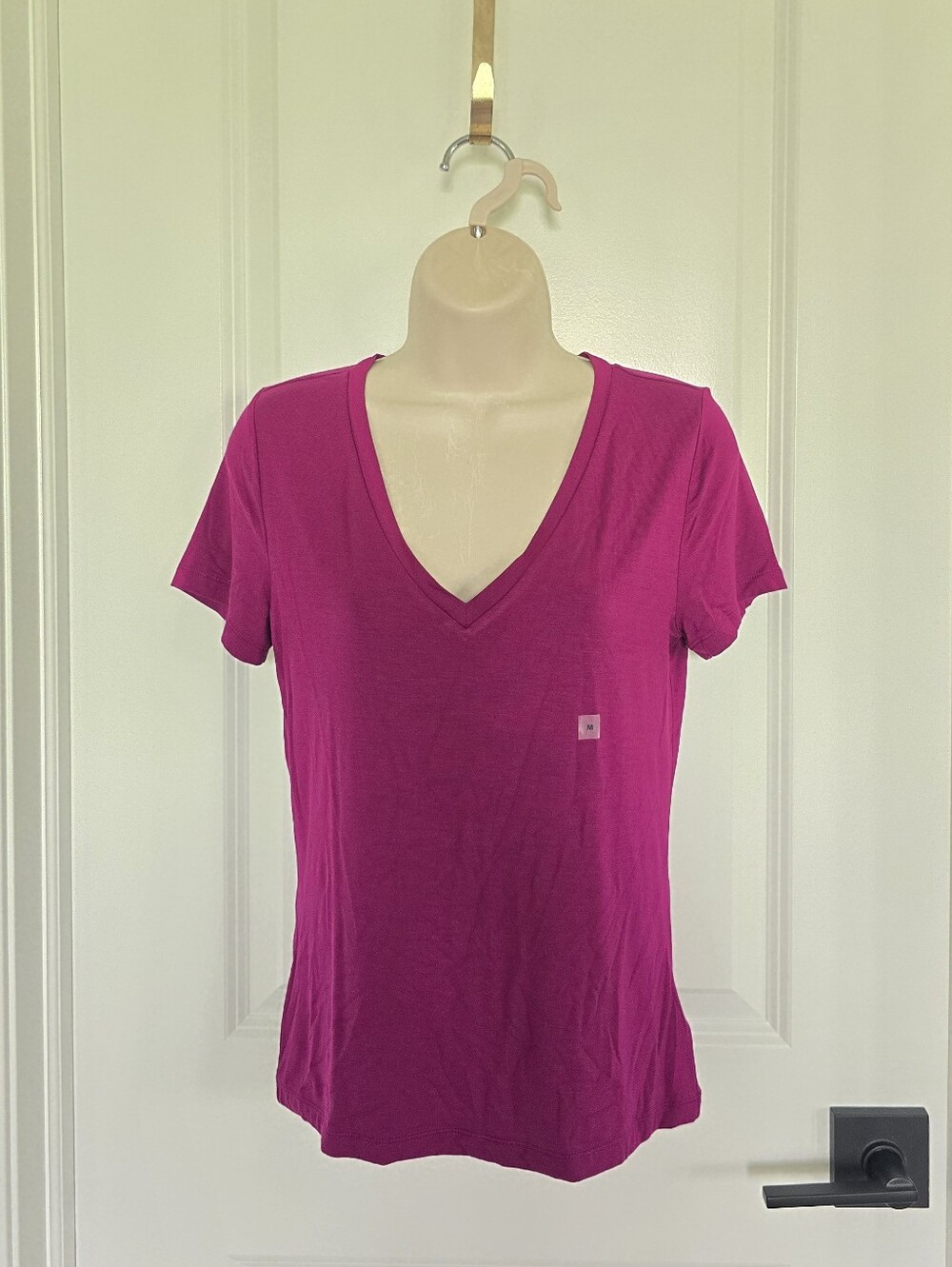 NWT Express Women's Short Sleeve V-Neck Tee in Fuchsia Sz Medium